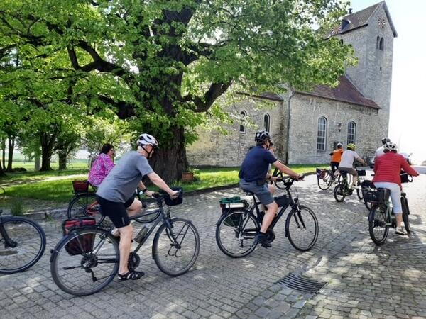 Bild vergrößern: Die teilnehmenden Radfahrerinnen und Radfahrer bei der Auftakttour nach Evessen am 13. Mai
